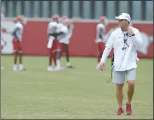  ?? NWA Democrat-Gazette/Andy Shupe ?? ON THE LINE: Fayettevil­le. Arkansas head football coach Chad Morris watches the team’s practice Tuesday in