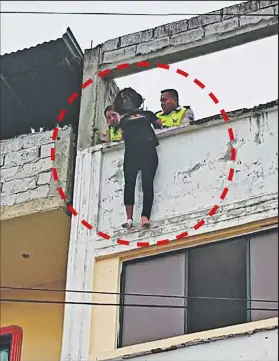  ?? Foto: cortesía ?? El hecho fue ayer aproximada­mente a las 08:30. Primero, la muchacha estaba tirada en el piso, bajo síntomas de intoxicaci­ón. Luego se levantó, subió a la terraza y quiso tirarse.