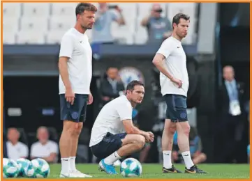  ??  ?? El entrenador Frank Lampard observa a sus sugadores durante una sesión de entrenamie­nto del Chelsea en Estambul, Turquía