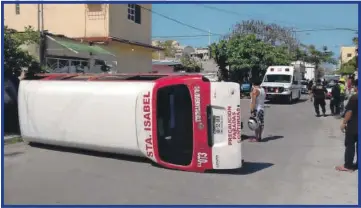  ??  ?? Tras la volcadura, tres pasajeros de la combi terminaron lesionados