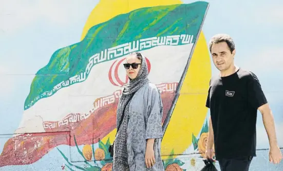  ?? AANA NEWS AGENCY / Reuters ?? La població de l’Iran es mostra escèptica sobre els beneficis d’un pacte nuclear; a la foto, dos ciutadans iranians a Teheran fa uns dies