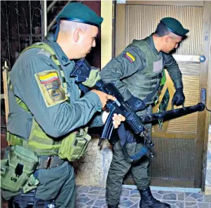  ??  ?? Anti-gang police carry out a raid in Caucasia, where organised crime is now rife