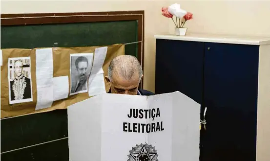  ?? Gabriel Cabral/Folhapress ?? Márcio França (PSB) vota em seção em escola estadual no Itaim Bibi, em SP, na manhã deste domingo (28); ele foi derrotado no 2º turno