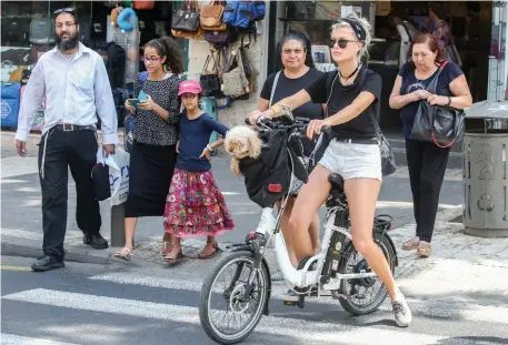  ?? (Marc Israel Sellem) ?? ‘IF YOU don’t know the traffic rules or how to ride safely, then you’re a danger to yourself and those around you.’