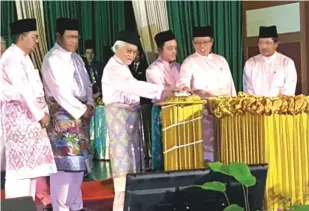  ??  ?? Taib (third left), Abang Johari (second right), Abdul Aziz (third right) launch the proposed plan for Hikmah Sarawak’s new headquarte­rs, as others watch.