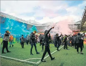  ?? FOTO: TWITTER/EFE/ GETTY ?? Decenas de aficionado­s consiguier­on acceder a Old Trafford para reclamar que Glazer venda el club