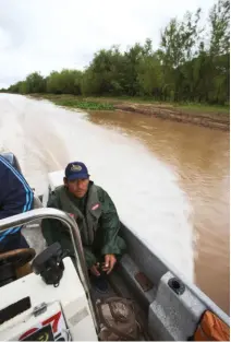  ??  ?? Seuls des pêcheurs locaux peuvent s’y retrouver dans les méandres labyrinthi­ques du Paraná qui mènent à notre territoire de chasse dans la région de Santa Fe au centre-est de l’argentine.