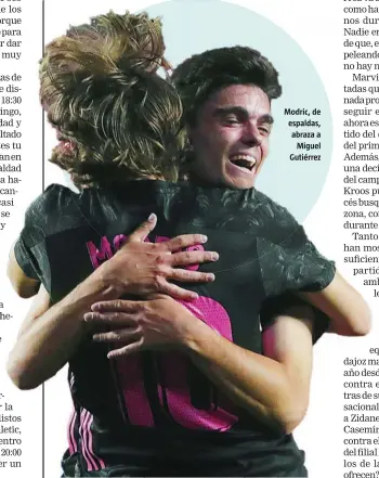  ??  ?? Modric, de espaldas, abraza a Miguel Gutiérrez