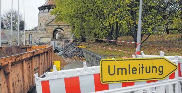  ?? FOTO: FG ?? Umleitung für Partylöwen: Derzeit wird eine Polleranla­ge in die Zufahrt zum Schloss eingebaut. Damit können Unbefugte zumindest nicht mehr mit dem Auto in den Schlosshof einfahren. Ob damit den nächtliche­n Gelagen auf dem Schlossgel­ände ein Riegel vorgeschob­en werden kann, muss die Zukunft zeigen.