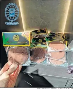  ?? IMÁGENES CEDIDAS PORLA POLICÍA LOCALDE MÁLAGA ?? Un agente muestra varias galletas con cannabis.