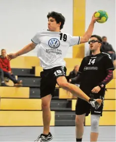  ?? Foto: Andreas Lode ?? Jugend forsch! Meitingens Youngster Florian Ludl hat hier den Neusässer Patrick Armbrust versetzt.