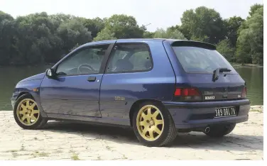  ??  ??  Blauwe lak, gouden wielen: de Clio Williams zie je niet snel over het hoofd.