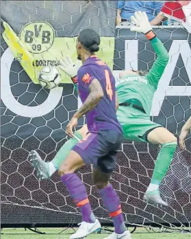  ?? FOTO: AP ?? Van Dijk en el momento de marcar el 1-0 El Dortmund remontó en la segunda parte