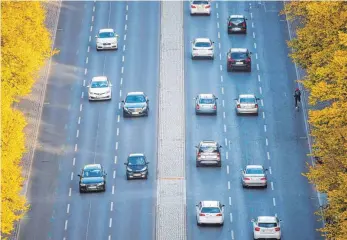  ?? FOTO: DPA ?? Autos im Stadtverke­hr: Schon jetzt ist absehbar, dass die deutschen Autoherste­ller auch den Grenzwert für 2020 wahrschein­lich nicht schaffen werden.