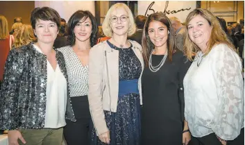  ??  ?? Dany Martel et Pascale Laroche de TVA Québec, Nathalie Langevin du Journal de Québec et TVA Québec, Ichrak Zahar d’ameublemen­ts Tanguay et Maryse Beaulieu de la Fondation CERVO.