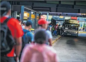  ?? EFE ?? Buenos Aires. La huelga del sector ferroviari­o, afectó a la población.