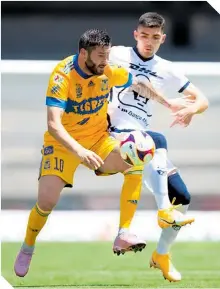  ?? / FOTO: EFE ?? Gignac pelea por la pelota con Johan.