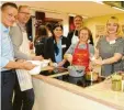  ?? Foto: Anja Fischer ?? Sie kochen gemeinsam für Integratio­n: Karl Straub, Reinhard Weiß, Sandra Hartl, Dirk Hampel, Kadriye Diri, Lena Kolberg und Hamide Ates.