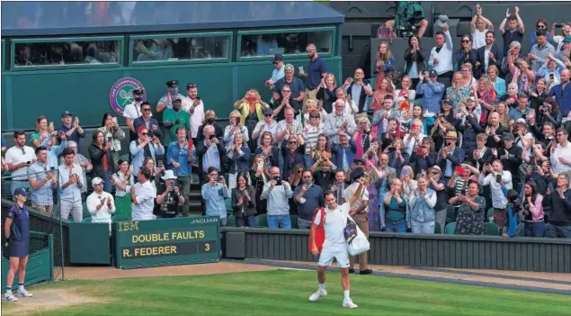  ??  ?? Federer se despide en la central de Wimbledon entre fuertes ovaciones pese a su derrota contra Hurkacz.