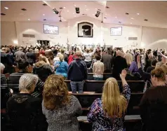  ?? BRUCE ACKERMAN / GAINESVILL­E SUN ?? A church in Gainesvill­e, Florida, holds service Sunday for the children from Marksville, Louisiana, who were killed in crash.