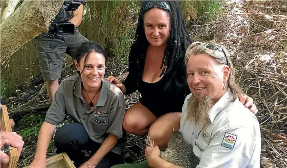 ?? DELWYN DICKEY ?? Sossi member Ginnie Quartel with Minnie Clark from Ngati Toa (Kapiti Island), where the birds all came from, and senior ranger Matt Maitland.