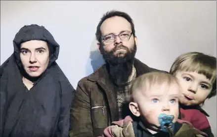  ?? HANDOUT / REUTERS ?? Imagen del vídeo que los talibanes hicieron público en el 2016 en el que Coleman pide ayuda a su país
