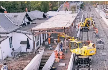  ?? RP-FOTOS: ACHIM BLAZY ?? Das denkmalges­chützte Dach auf dem Bahnsteig muss sehr aufwändig überarbeit­et werden. Dieses Bild zeigt eine frühere Phase im gesamten Modernisie­rungsproje­kt, das rund 5,8 Millionen Euro kosten soll.