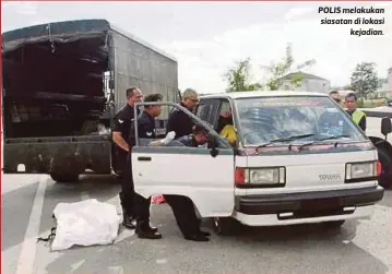  ??  ?? POLIS melakukan siasatan di lokasi
kejadian.