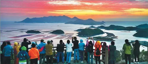  ?? ?? With more than 400 kilometers of coastline, Xiapu county in Ningde, Fujian, is a popular destinatio­n for photograph­ers. *