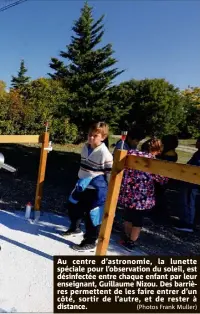  ?? (Photos Frank Muller) ?? Au centre d’astronomie, la lunette spéciale pour l’observatio­n du soleil, est désinfecté­e entre chaque enfant par leur enseignant, Guillaume Nizou. Des barrières permettent de les faire entrer d’un côté, sortir de l’autre, et de rester à distance.