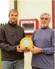  ?? Foto: Feuerwehr Bachern ?? Siegbert Mersdorf (rechts) spendete einen Defibrilla­tor für die Bacherner Feuerwehr, den Michael Mühlbauer in Empfang nahm.