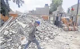 ??  ?? La casa de Johana López, ubicada en el número 105, Lote 9 de la calle Pingüino, está en proceso de demolición a ocho meses del sismo. Espera que si no puede reconstrui­rla sea reubicada.