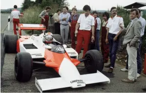  ??  ?? Below right: Rollout of the Mclaren F1 car on the test track at Weissach. The vehicle is fitted with the V6 bi-turbo engine developed by Porsche. At the wheel is
John Watson, with Hans Mezger on the far right