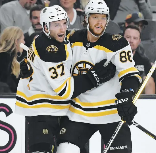  ?? PHOTO AFP ?? Patrice Bergeron félicitant David Pastrnak après son but face aux Golden Knights à Las Vegas, le 8 octobre.