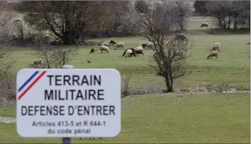  ?? (Photo Philippe Arnassan) ?? L’armée avait sollicité les services d’une entreprise de débroussai­llement sur le camp d’entraîneme­nt de Canjuers, le plus vaste champ de manoeuvre d’artillerie en Europe, sans l’informer des risques pyrotechni­ques.