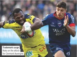  ??  ?? Trademark surge Raka on the attack for Clermont Auvergne