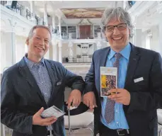  ?? FOTO: GEMPP ?? Andreas Kreißig (li.) und Klaus Weigele freuen sich auf das erste Konzert im Bibliothek­ssaal, denn hier herrscht eine besondere Akustik.