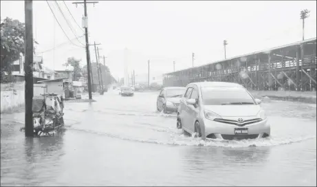  ?? (Orlando Charles photo) ?? A flooded section of Homestretc­h Avenue