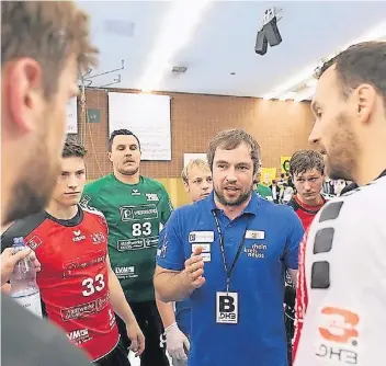  ?? FOTO: ANDRÉ SARIN ?? Trainer Ceven Klatt (im blauen Hemd) spricht, die Spieler lauschen.