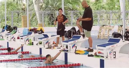  ?? PIC BY ZULFADHLI ZULKIFLI ?? National coach Chris Martin (right) at his first training session yesterday.