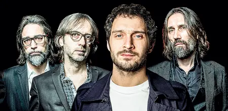  ??  ?? Insieme Claudio Santamaria e i Planet Funk con cui sarà in scena fino a domenica a Montecalva­rio Avellino, c’è Mieli