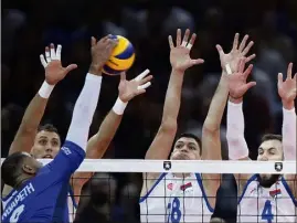  ?? (Photo EPA/MAXPPP) ?? Ngapeth n’a rien pu faire contre le bloc serbe.