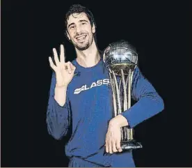  ?? FOTO: FCB ?? Ante Tomic, con el trofeo de la última Copa del Rey. Ha ganado dos, con la de 2013