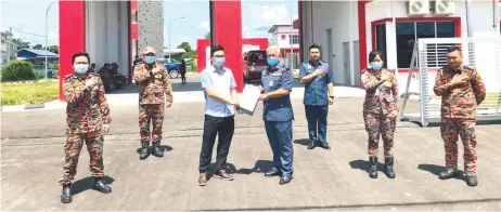  ??  ?? Law (centre) receives the official letter of handover from Ellanovenn­us.