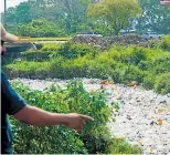  ?? FOTOS: Y. AMAYA ?? PANORAMA. Es la realidad que se vive en colonias como la Céleo Gonzales. Ayer retomaron labores de limpieza del canal, pero los pobladores demandan que se concluyan las obras.