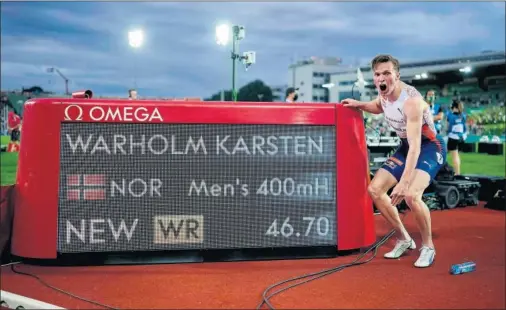  ??  ?? El noruego Karsten Warholm celebra con rabia su récord del mundo de 400 vallas en el Bislett Stadium de Oslo (Noruega).