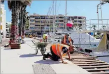  ??  ?? La pose de platement en bois le long des quais satisferon­t les plaisancie­rs et les promeneurs.