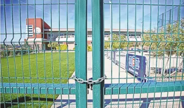  ?? SUE OGROCKI/ASSOCIATED PRESS ?? A gate at the Chicago Cubs’ practice facility is closed in this March 16, 2020 photo. A study says the pandemicsh­ortened spring training season in 2020 cost Arizona $281 million, which officials hope to avoid in 2021.