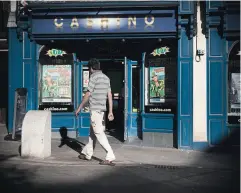  ??  ?? La rue principale de Rochdale, avec ses Cash Bingo et ses épiceries-kebab. La ville, située au nord-ouest de l’Angleterre, a été frappée de plein fouet par la crise.