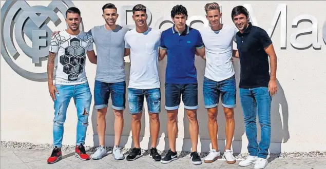  ??  ?? EN VALDEBEBAS, AYER. Dani Ceballos, Borja Mayoral, Marco Asensio, Jesús Vallejo, Marcos Llorente y Raúl salieron rumbo a Los Ángeles y llegaron de madrugada.